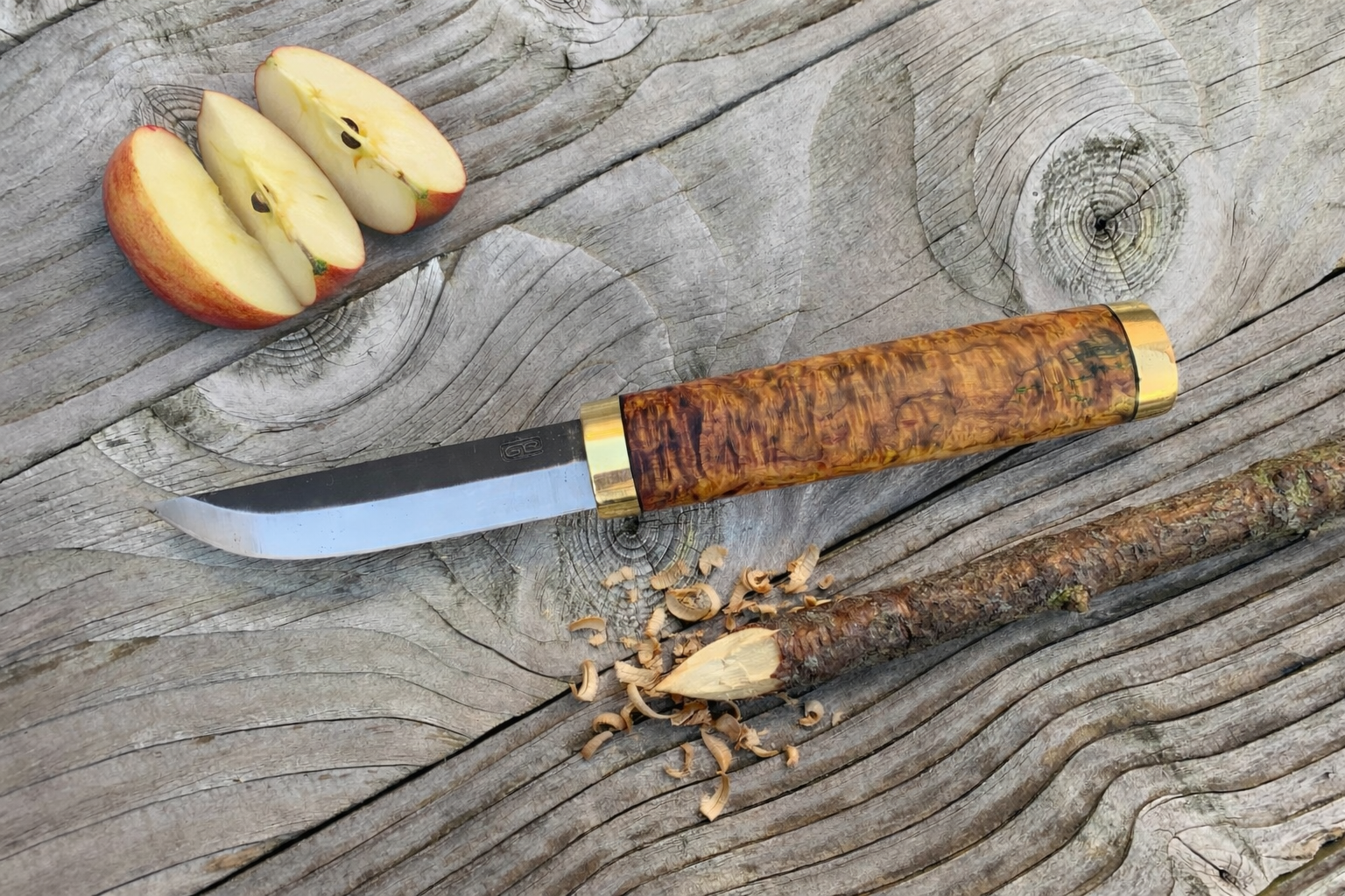 Puukko et pomme sur branche