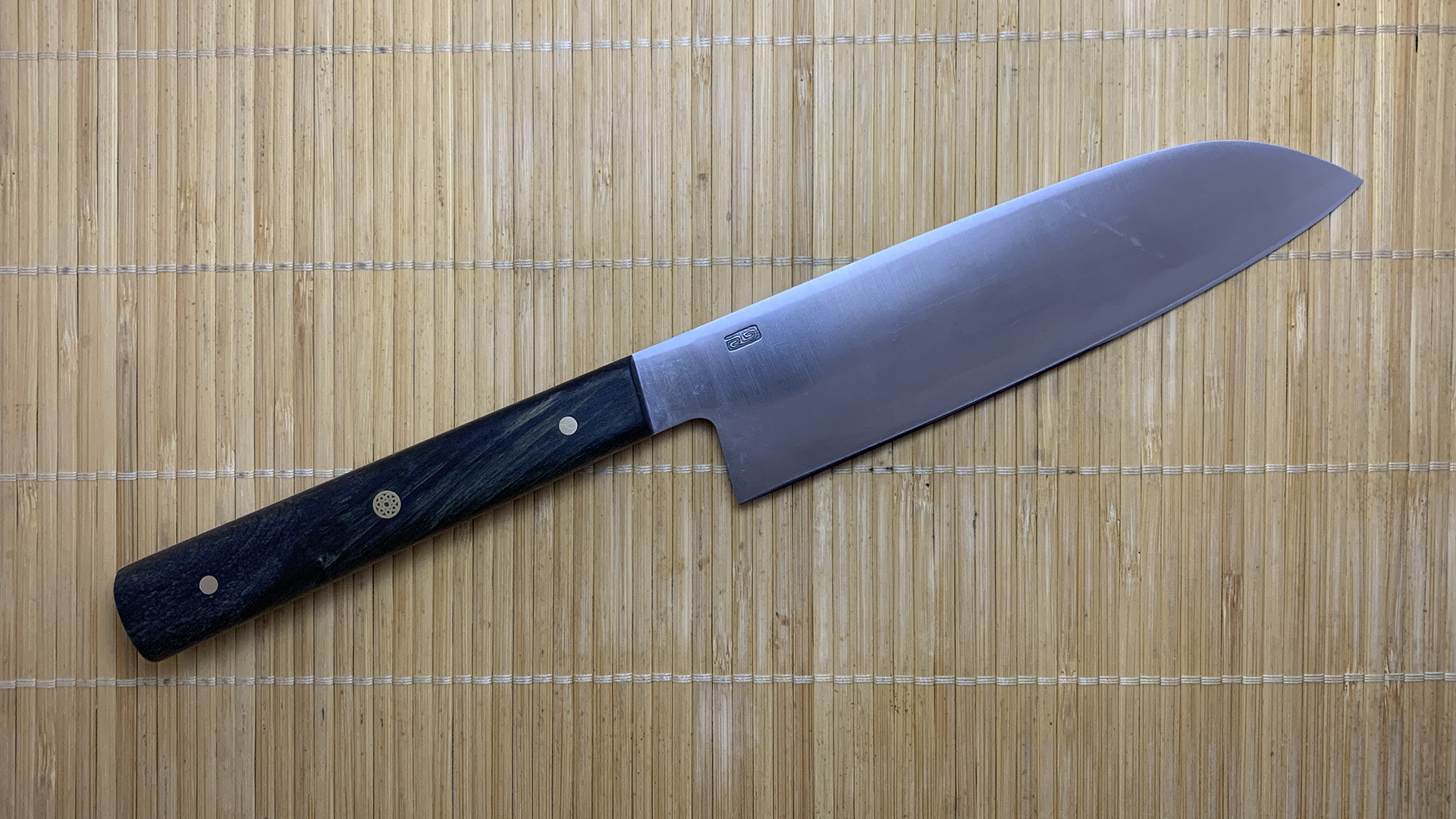 Couteau artisanal japonais Santoku Hirazukuri Bois stabilisé gris